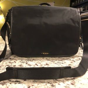 Tumi Women’s Voyager Lola messenger bag